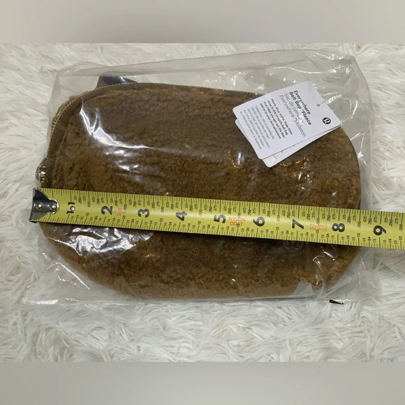 Lululemon Athletica Everywhere belt bag 1L Brunt Caramel FLEECE, Discontinued - Picture 11 of 16